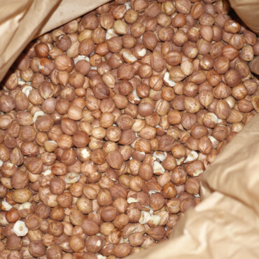 Haselnusskerne lose im Papiersack Haselnusskerne lose im Papiersack