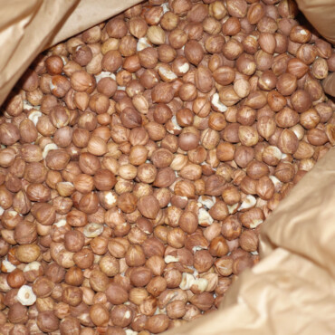 Haselnusskerne lose im Papiersack Haselnusskerne lose im Papiersack